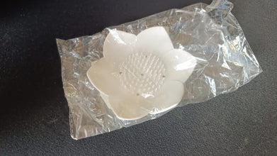 Elegant Lotus-Shaped Self-Draining Soap Dish Holder (1 Pc)